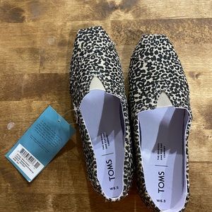 New with tags, women’s TOMS so 6.5
